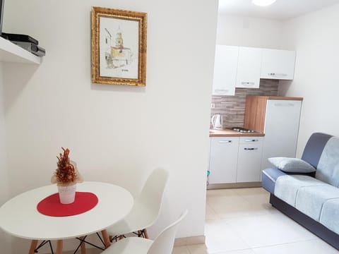 Kitchen or kitchenette, Seating area, Dining area