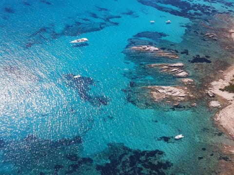 Nearby landmark, Natural landscape, Other, Beach, Area and facilities