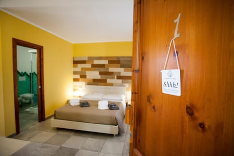 Shower, Toilet, Patio, Bed, Bathroom, TV and multimedia, Coffee/tea facilities, Food and drinks, Other, Decorative detail, Seating area, Logo/Certificate/Sign, Bedroom, Street view, Area and facilities