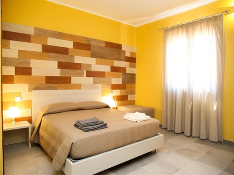 Shower, Toilet, Nearby landmark, Restaurant/places to eat, Bed, People, TV and multimedia, Coffee/tea facilities, View (from property/room), Food and drinks, Other, Decorative detail, Seating area, Beach, Bedroom, Area and facilities, Area and facilities, Supermarket/grocery shop, Shopping Area, Family