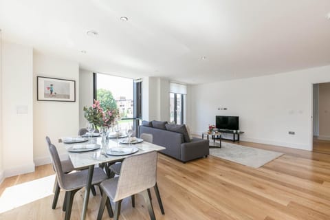 Communal lounge/ TV room, TV and multimedia, Living room, Photo of the whole room, Seating area, Dining area, Evening entertainment