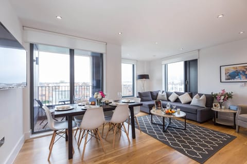 View (from property/room), Living room, Seating area, Dining area, City view