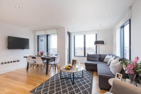 Communal lounge/ TV room, TV and multimedia, Living room, Seating area, Dining area, Evening entertainment
