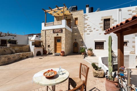 Patio, Facade/entrance, BBQ facilities, Balcony/Terrace