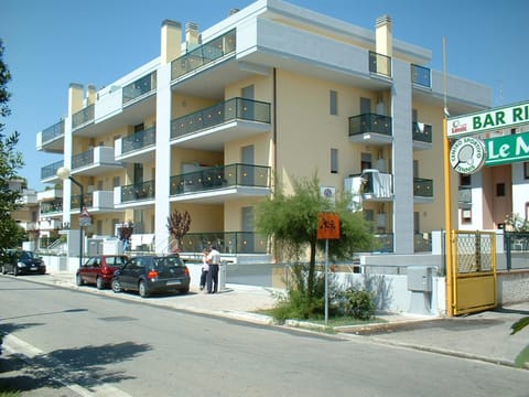 Property building, Nearby landmark, Restaurant/places to eat, Summer, Balcony/Terrace, Beach, Pets, Street view, Supermarket/grocery shop, bunk bed