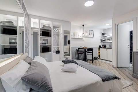 Bed, TV and multimedia, Kitchen or kitchenette, Photo of the whole room, Dining area, Bedroom, Breakfast, minibar, oven, stove