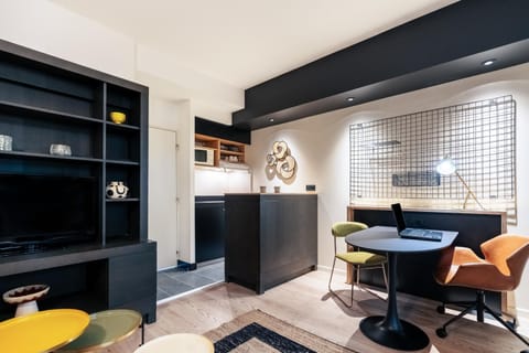 Kitchen or kitchenette, Living room, Seating area, Dining area, minibar