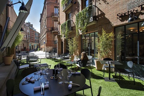 Property building, Patio, Day, Balcony/Terrace