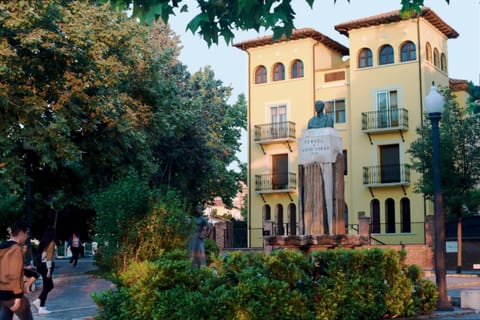 Facade/entrance