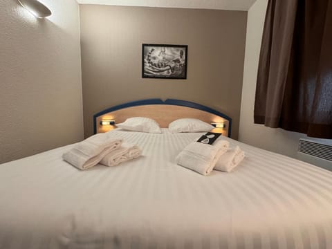 Bed, Bedroom, towels