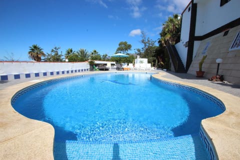 Swimming pool, sunbed