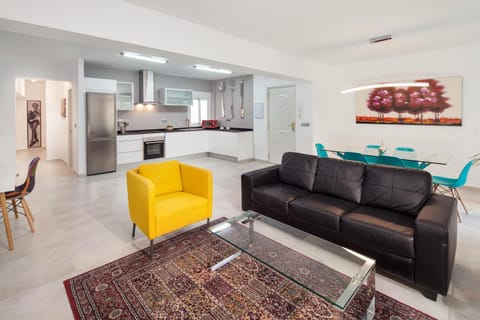 Kitchen or kitchenette, Seating area, Dining area
