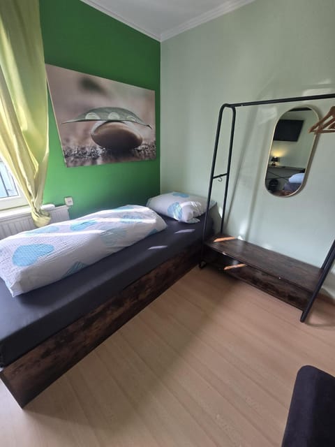 Bed, TV and multimedia, Living room, Photo of the whole room, Seating area, Bedroom, wardrobe