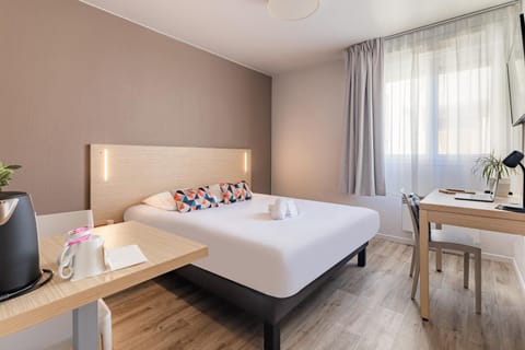 Bed, Seating area, Bedroom