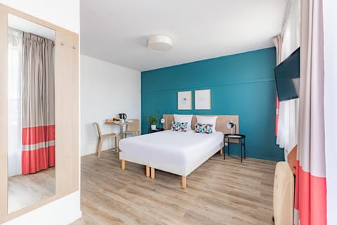 Bed, Dining area