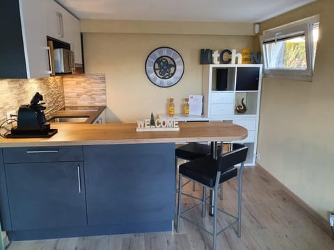 Kitchen or kitchenette, Dining area, stove