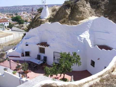 Property building, Patio, Facade/entrance, BBQ facilities, Garden, Balcony/Terrace