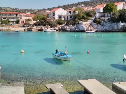 Restaurant/places to eat, Neighbourhood, Natural landscape, Beach
