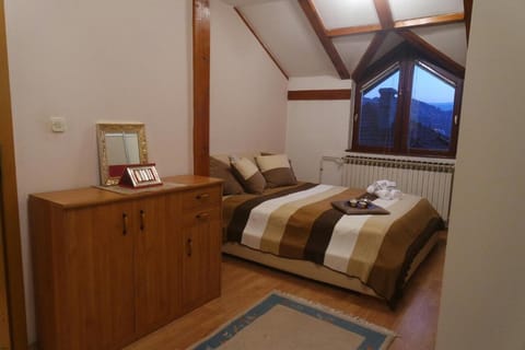 Bedroom, City view