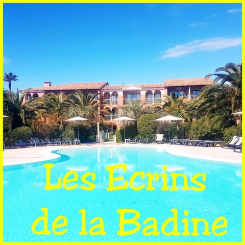 Property building, Balcony/Terrace, Balcony/Terrace, Swimming pool, sunbed