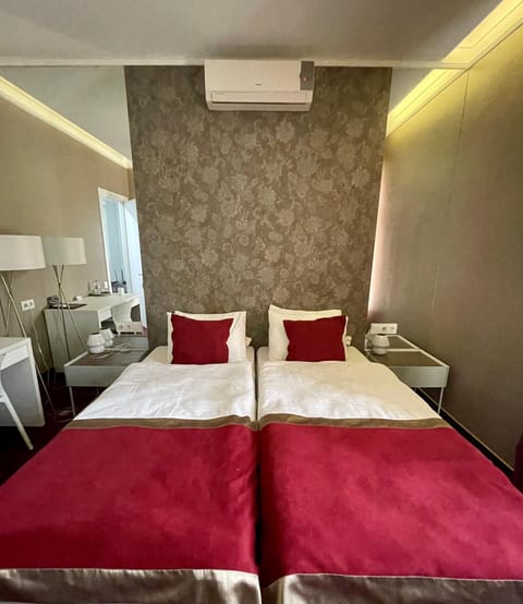 Bed, TV and multimedia, Photo of the whole room, air conditioner