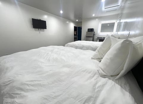 Bed, TV and multimedia, microwave