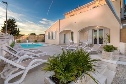 Property building, Patio, Day, Balcony/Terrace, Beach, Pool view, Swimming pool, sunbed