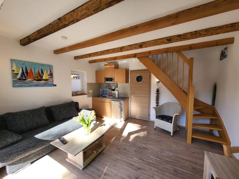 Kitchen or kitchenette, Living room, Seating area, minibar, stove
