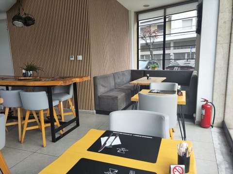 Restaurant/places to eat, Living room, Lounge or bar, Seating area