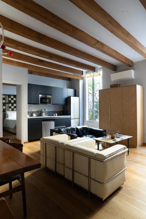 Kitchen or kitchenette, Living room, Seating area, Dining area, oven