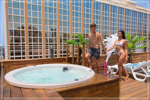 Day, People, Hot Tub, Hot Tub, group of guests
