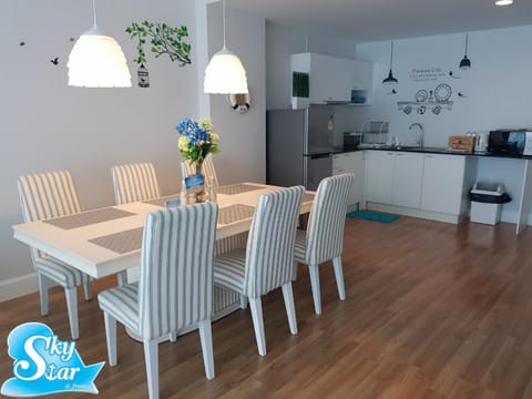 Kitchen or kitchenette, Dining area, stove