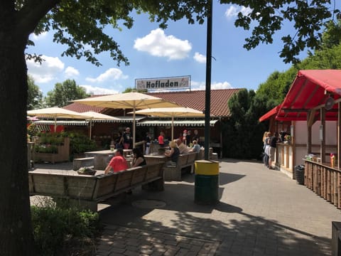 Nearby landmark, Restaurant/places to eat, Shopping Area