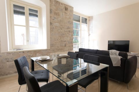 Communal lounge/ TV room, Living room, Photo of the whole room, Seating area, Dining area