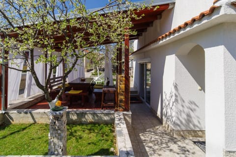 Facade/entrance, Garden, Balcony/Terrace