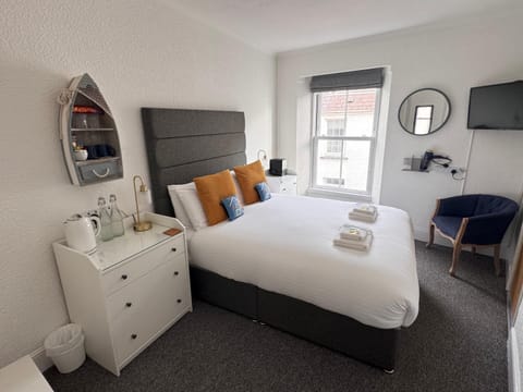 TV and multimedia, Photo of the whole room, Bedroom, hair dresser, towels