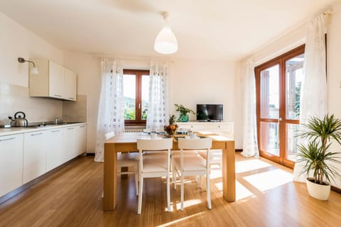 TV and multimedia, Kitchen or kitchenette, Dining area, stove