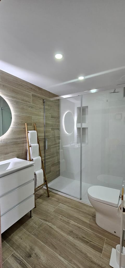 Shower, Bathroom, towels