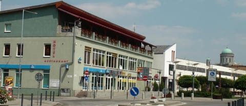 Facade/entrance
