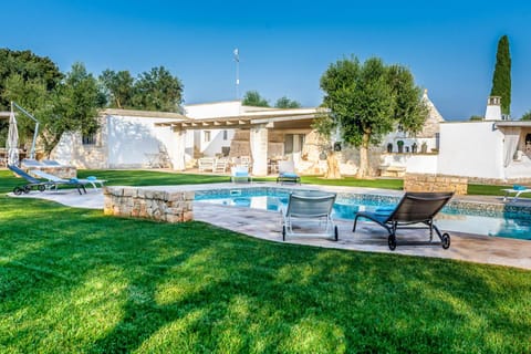 Patio, Communal lounge/ TV room, BBQ facilities, Garden, Balcony/Terrace, Garden view, Swimming pool, Family