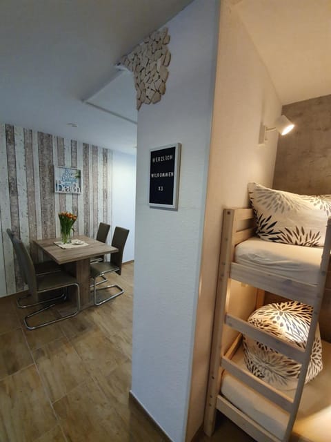 Seating area, bunk bed