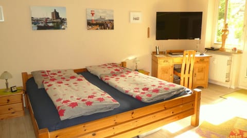 Bed, TV and multimedia, Photo of the whole room