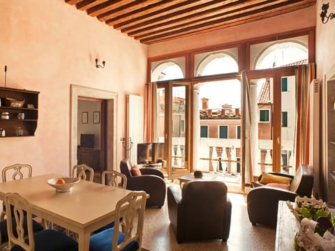 Balcony/Terrace, Kitchen or kitchenette, Living room, Seating area, Dining area, Street view
