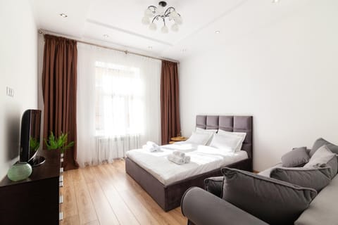 Bed, TV and multimedia, Photo of the whole room, Seating area, Bedroom