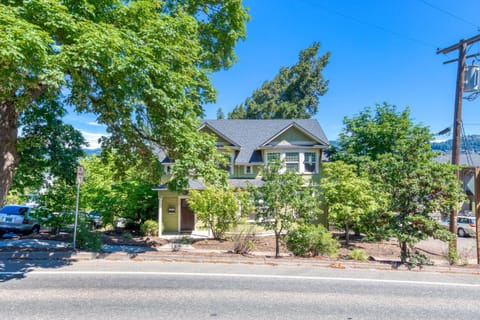 Azusa House House in Hood River