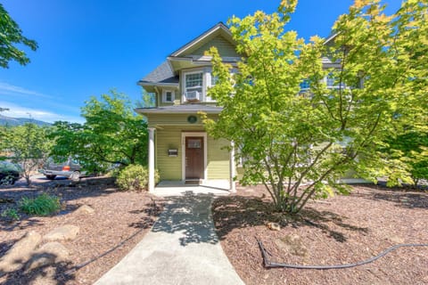 Azusa House House in Hood River