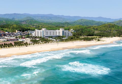Property building, Nearby landmark, Natural landscape, Bird's eye view, Beach, Mountain view, Sea view