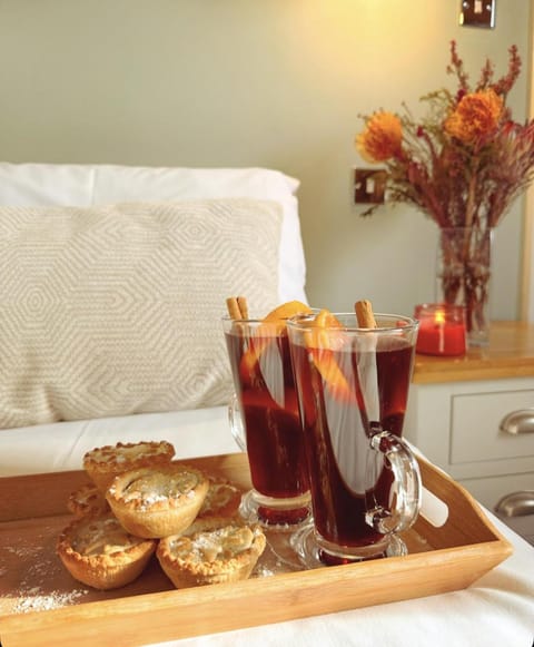 Bedroom, Food