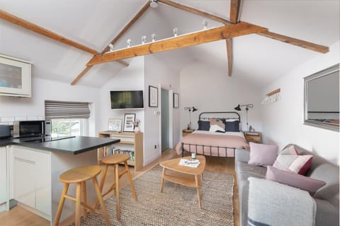 Bed, TV and multimedia, Living room, Photo of the whole room, Seating area