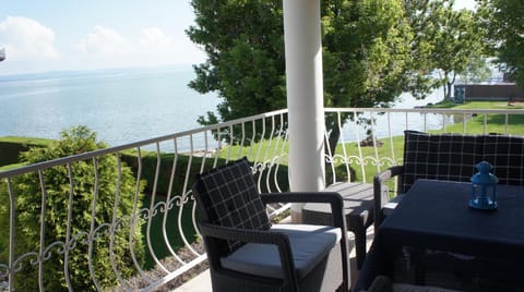 Balcony/Terrace, Beach, Lake view